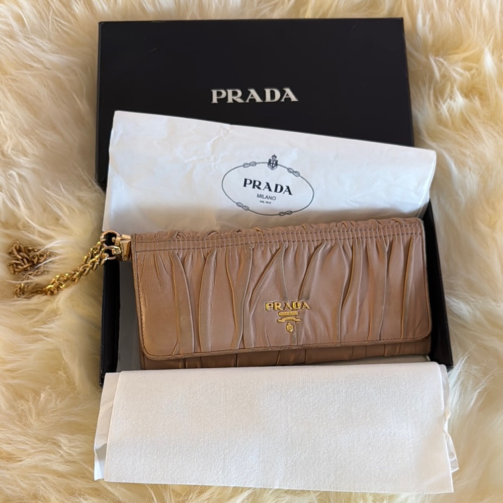 PRADA, CRAQUELE’ PETALO Leather Wallet with detachable gold chain wristlet
